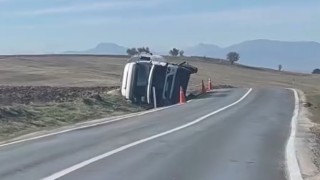 Beypiliçin yem kamyonu devrildi