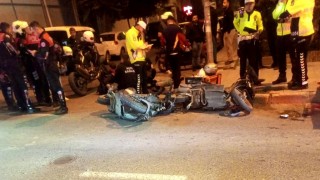 Bıçaklı yaralama olayına karışan motosikletli şüpheliler polisten kaçarken kaza yaptı: 3 yaralı