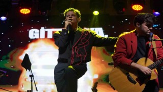 Bilecikte sağanak yağışa rağmen binlerce kişi Madrigal konseriyle coştu