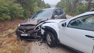 Bilecikte seyir halinde kafa kafaya çarpıştılar; 3 yaralı