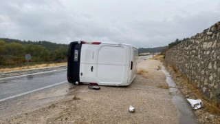 Bilecikte seyir halinde kamyonet devrilirken, sürücüsü yaralandı
