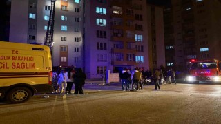 Binanın koridorunda yangın çıktı: Apartman sakinleri sokağa döküldü