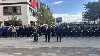 Bingölde Cumhuriyetin 102. yılı kutlamaları çelenk sunumuyla başladı