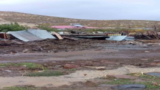 Bingölde fırtına çatıları uçurdu