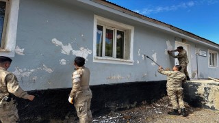Bingölde jandarma ekipleri okulun bakım ve onarımını yaptı