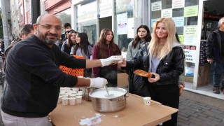 Bir bardak süt ile önyargıları yıktı, anlamlı etkinlik taktir topladı