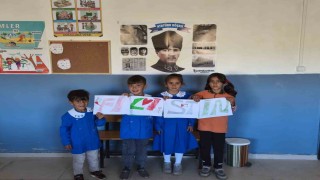 Bir tahta sıra, bir dünya vicdanı: Minik ellerden Filistine destek