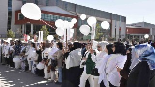 Bitliste kadınlar beyaz balonla İsraili kınadı