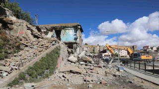 Bitliste metruk binalar yıkılıyor