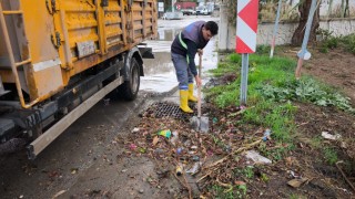 Bodrumda aynı gün iki manzara: Bir yanda taşkın, diğer yanda deniz keyfi