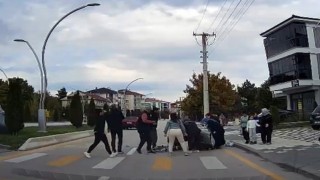 Boluda bir otomobil yaya geçidinde 4 yaşındaki çocuğa böyle çarptı: O anlar kamerada