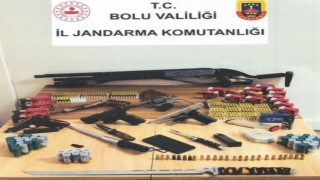 Boluda çok sayıda ruhsatsız silah ve mühimmat ele geçirildi