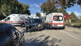 Boluda iki araç çarpıştı: 4ü çocuk 5 yaralı