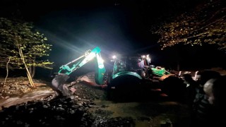 Borçka Karagölde dere taştı: Mahsur kalan ziyaretçileri ekipler kurtardı