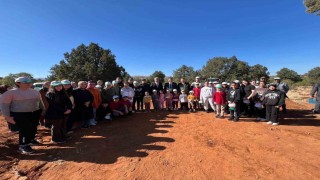 Bozkırda öğrenciler fidan dikti