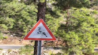 Bozyazı yayla yolunda trafik levhalarına kurşunlu saldırı