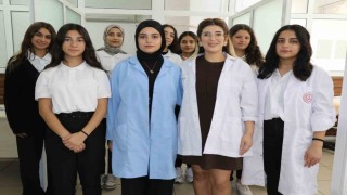 Bu lisede öğrenciler hem meslek öğreniyor hem para kazanıyor