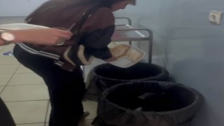 Bu okulda atık yiyecekler çöpe değil, sokak hayvanlarına gidiyor