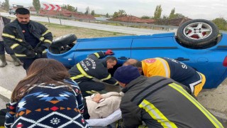 Burdurda otomobil devrildi, sıkışan sürücüyü itfaiye kurtardı