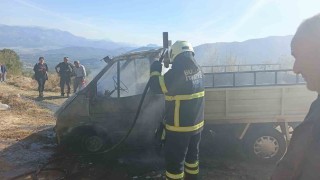 Burdurda yanan kamyonet kullanılmaz hale geldi