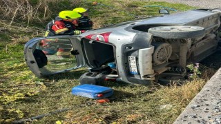 Burhaniyede otomobil köprüden dereye devrildi