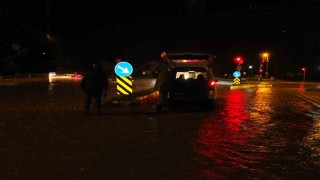 Burhaniyede sağanak yağış yolları göle çevirdi