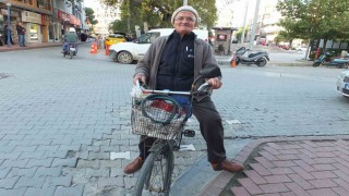 Burhaniyeli 80lik Hüseyin dede her yere bisikletle gidiyor