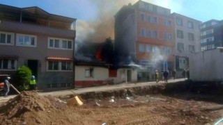 Bursada 2 katlı müstakil ev alev alev yandı