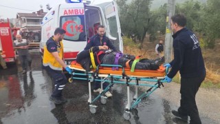 Bursada çekici ile kamyonet çarpıştı 4 yaralı