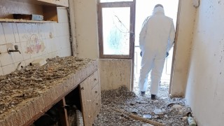 Bursada çöp eve dönen bina mahkeme kararıyla boşaltıldı