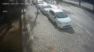 Bursada fırtına ağacı böyle devirdi