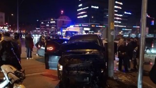 Bursada hafif ticari araç ile otomobil çarpıştı: 3 yaralı