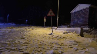 Bursada kar yağışını görenler gece yarısı Uludağa akın etti
