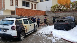 Bursada park halindeki otomobil alev alev yandı, yangın iki araca sıçradı