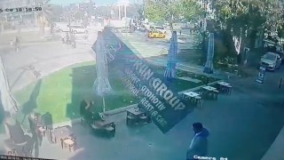 Bursada şiddetli lodos tabelayı uçurdu: Kafedeki 2 kişi tabelanın altında kalmaktan son anda kurtuldu