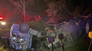 Bursada tır şarampole yuvarlandı: 2 yaralı