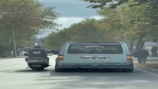 Bursada trafikte tehlikeli anlar kamerada: Sohbet etmek için seyir halindeki araca yaslandı