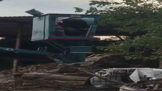 Bursada vinç üstünde arı alarmı