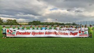 Bursalı futbolcu gençlerden dünyaya mesaj