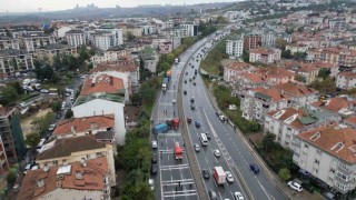 Büyükçekmece E-5te devrilen tır nedeniyle yol kapandı