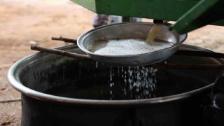 Büyükşehirden üreticiye üzüm sıkma makinesi desteği