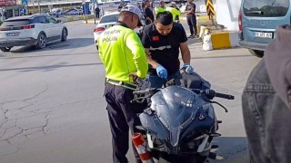 Çalıntı motosikletle kaza yaptı, polisten kaçamadı
