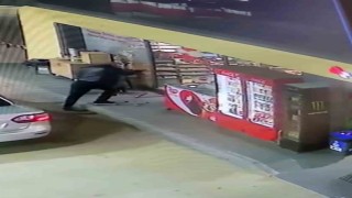 Cam kapıyı fark etmedi, kafasını çarpıp yere savruldu