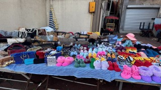 Cam kemik hastası oğluna akülü araç alabilmek için örgü örüyor