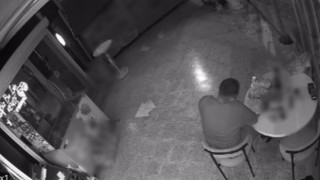 Camını kırıp girdiği markette çilingir sofrasını kurup 1 saat alem yaptı