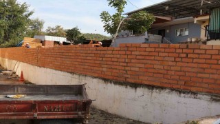 Çamlıderede köy içi yollar ve okul çevre duvarları yenilendi