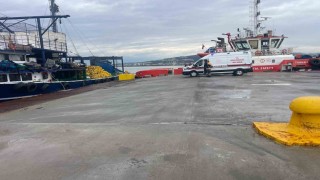 Çanakkale Boğazında balıkçılar, denizde çırpınan bir kişiyi kurtardı