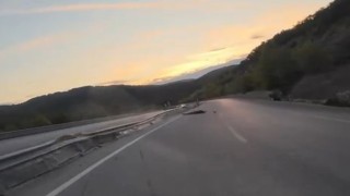 Çanakkalede seyir halindeki motosikletlinin kaza anı kameraya yansıdı