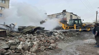 Çankırıda çıkan yangında 4 yapı ve 1 araç zarar gördü