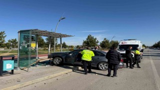 Çarpışan otomobilden birisi durağa daldı: Otobüs bekleyen şahıs yaralandı